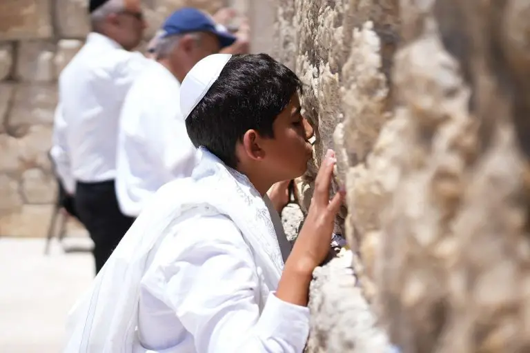 חתן בר מצווה מתפלל בכותל המערבי